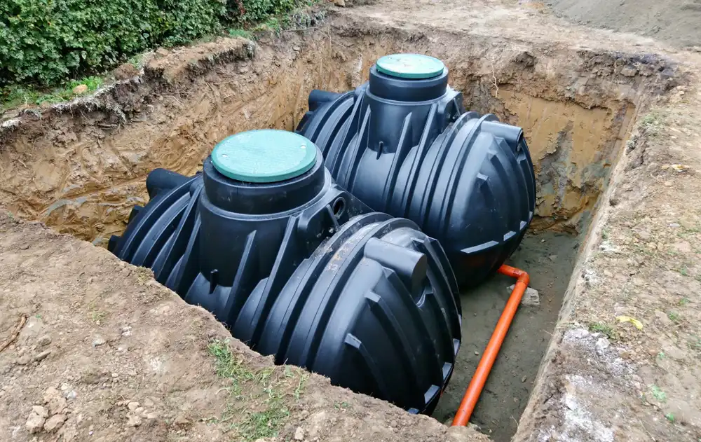 תמונה של בור באדמה עם 2 מיכלי איסוף מים ממוחזרים