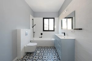 חדר אמבטיה ששופץ על ידי הקונסטרוקטור יורם כליפה